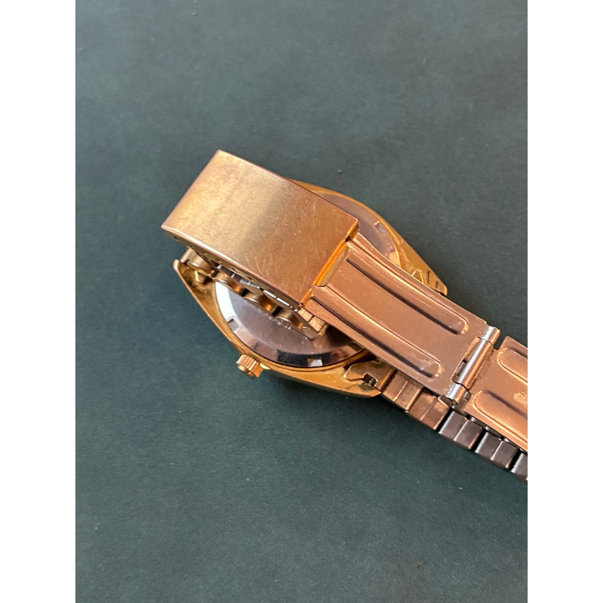 Vintage Elgin Presidential Day Date Quartz Gold Tone Fluted Bezel Watch