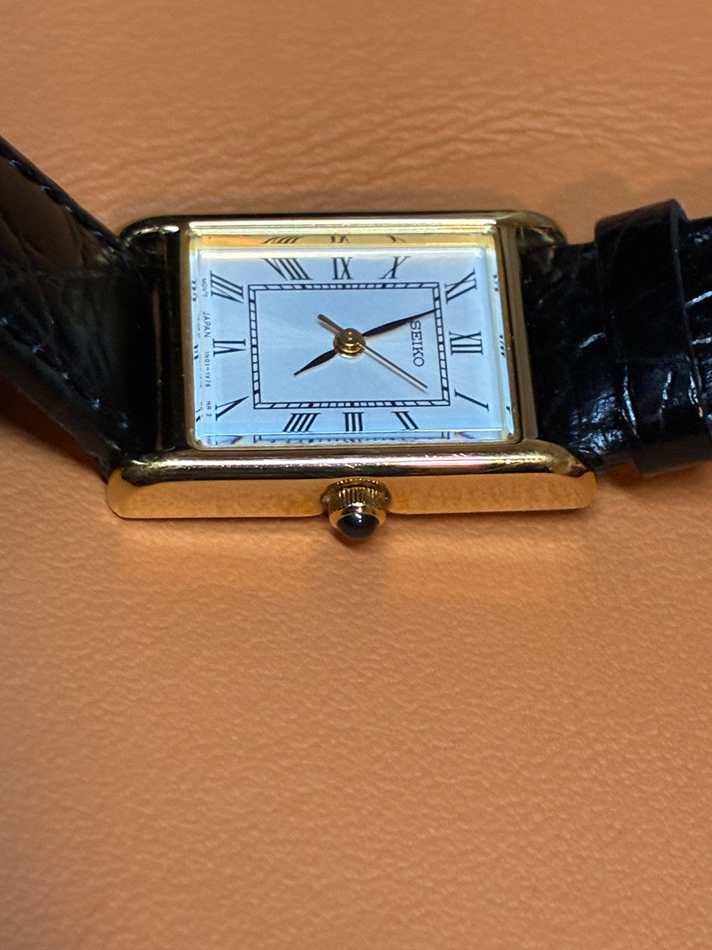 Vintage Seiko Tank 1N01-5G40 Gold Tone Roman Numeral Quartz Watch Cabochon Crown