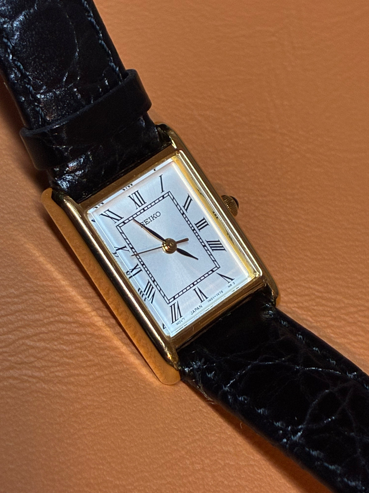 Vintage Seiko Tank 1N01-5G40 Gold Tone Roman Numeral Quartz Watch Cabochon Crown