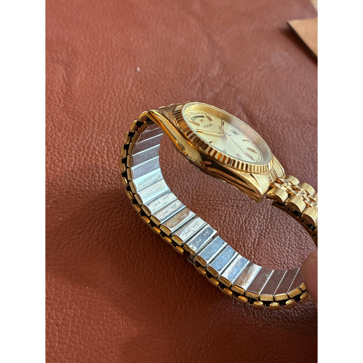 Vintage Pulsar Gold-Tone Day-Date Watch – Fluted Bezel – Champagne Dial