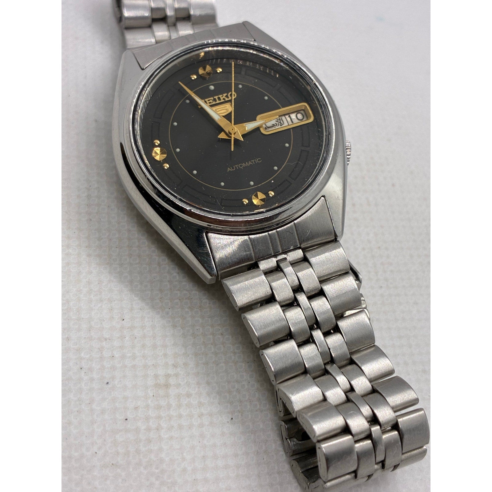 Vintage Seiko 5 automatic watch with Arabic day/date function