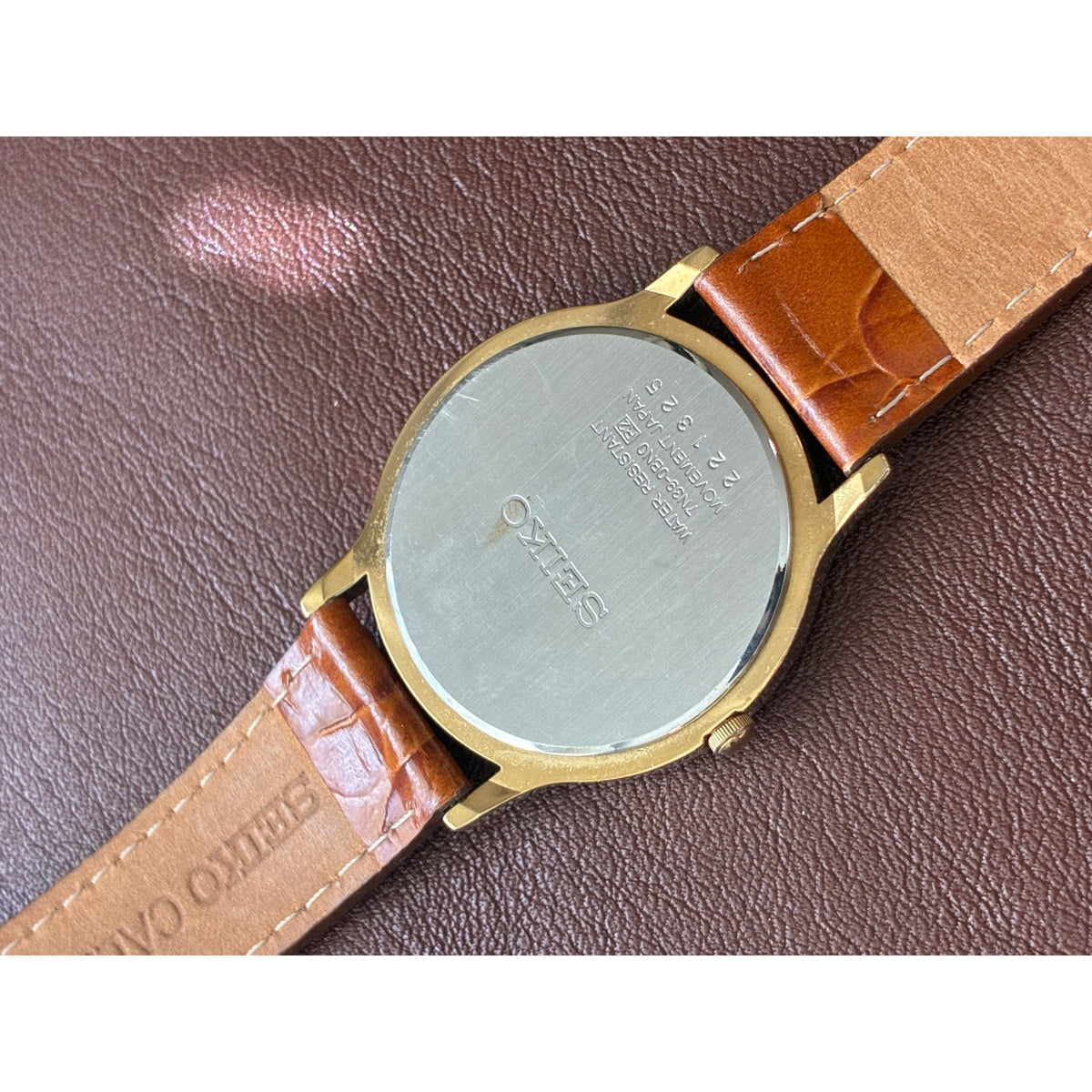 Vintage Seiko 7N39 Quartz Roman Numeral Blue Hands Gold Tone Mens Watch