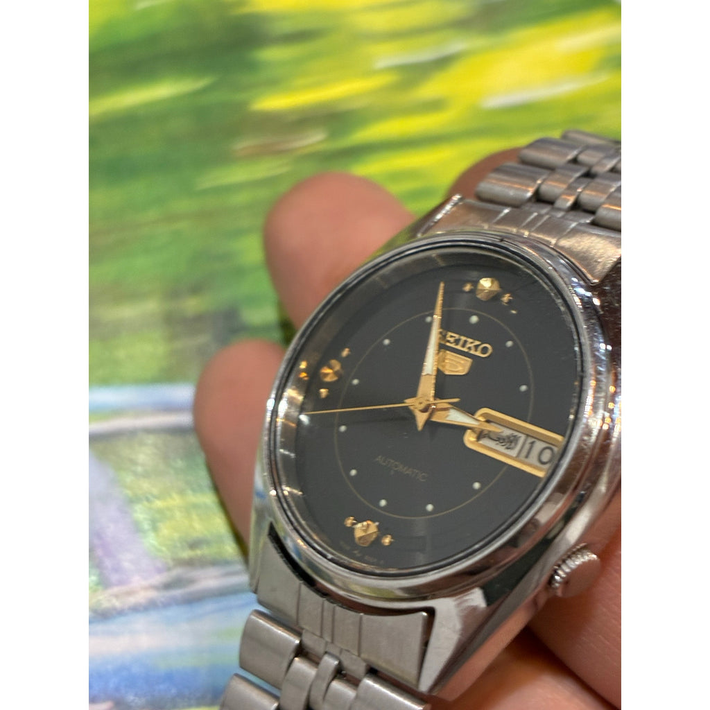 Vintage Seiko 5 automatic watch with Arabic day/date function