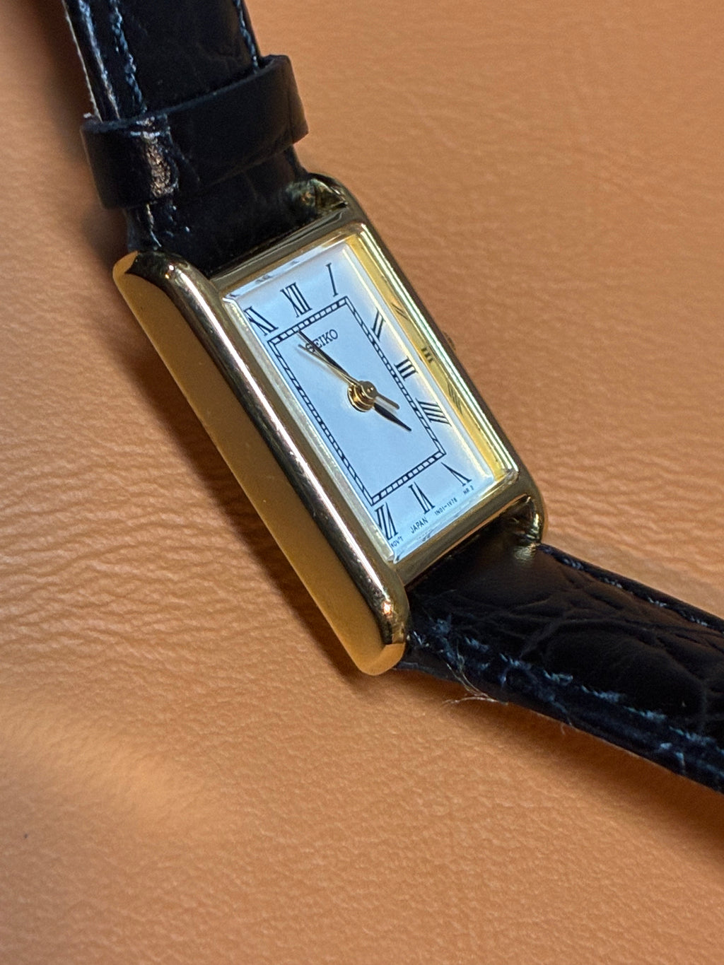 Vintage Seiko Tank 1N01-5G40 Gold Tone Roman Numeral Quartz Watch Cabochon Crown