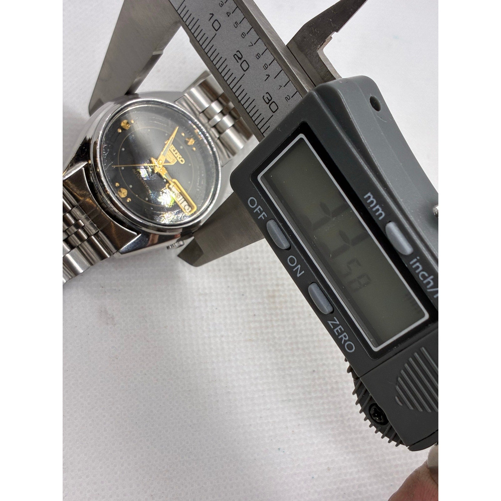 Vintage Seiko 5 automatic watch with Arabic day/date function