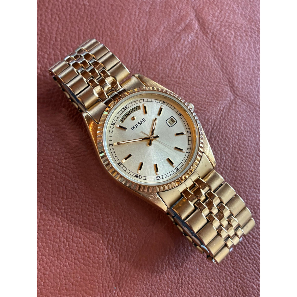 Vintage Pulsar Gold-Tone Day-Date Watch – Fluted Bezel – Champagne Dial