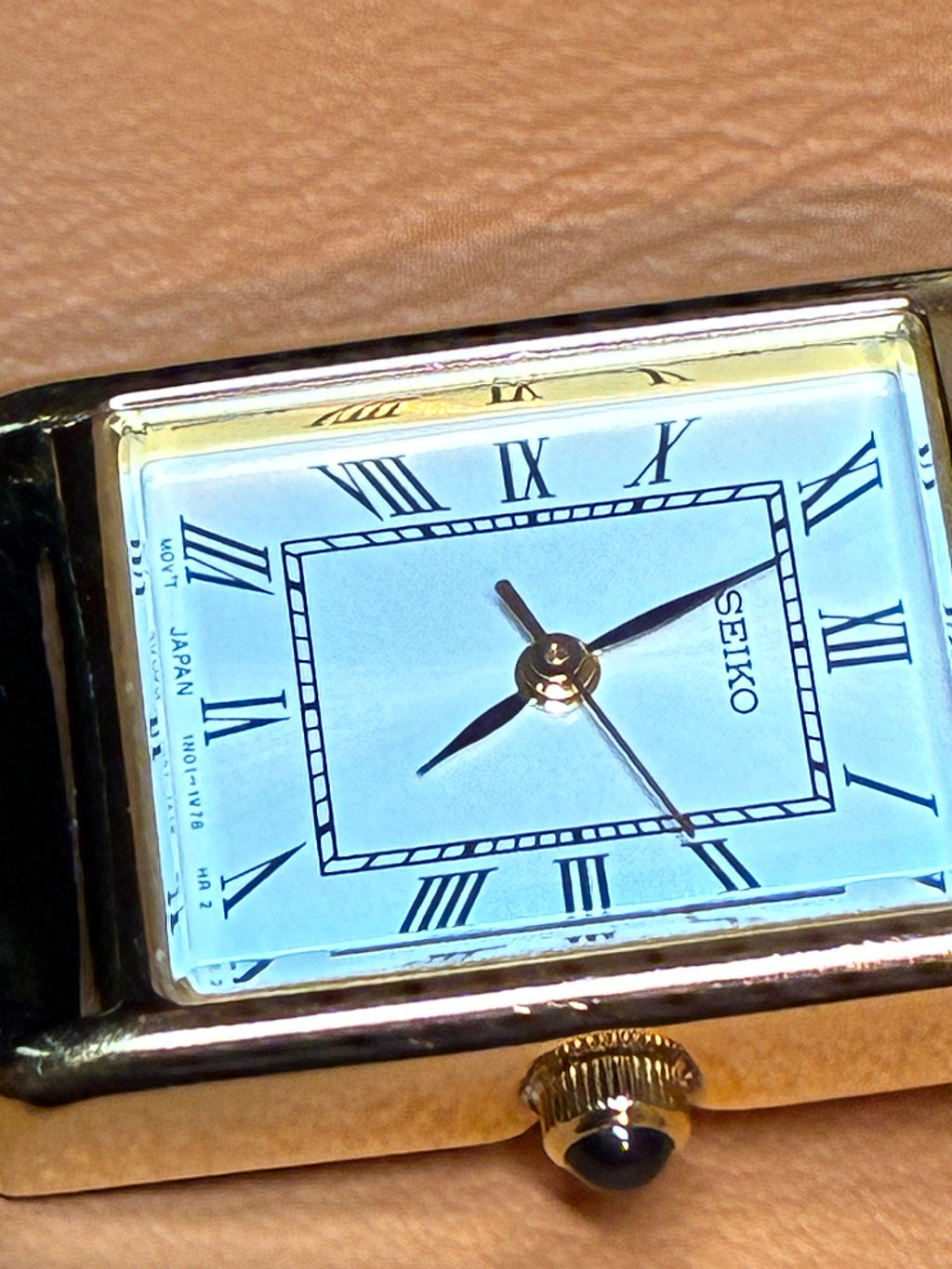 Vintage Seiko Tank 1N01-5G40 Gold Tone Roman Numeral Quartz Watch Cabochon Crown