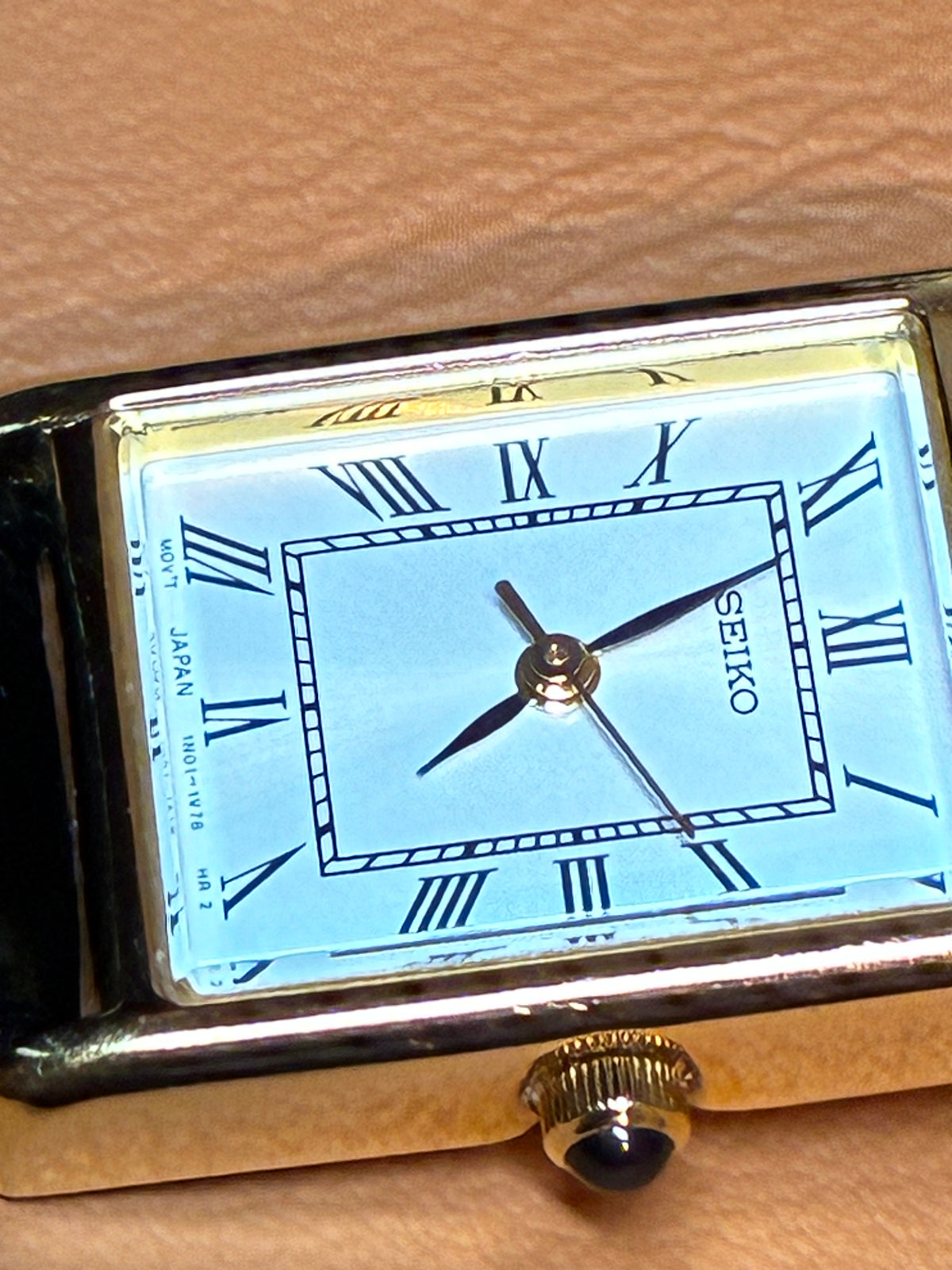 Vintage Seiko Tank 1N01-5G40 Gold Tone Roman Numeral Quartz Watch Cabochon Crown