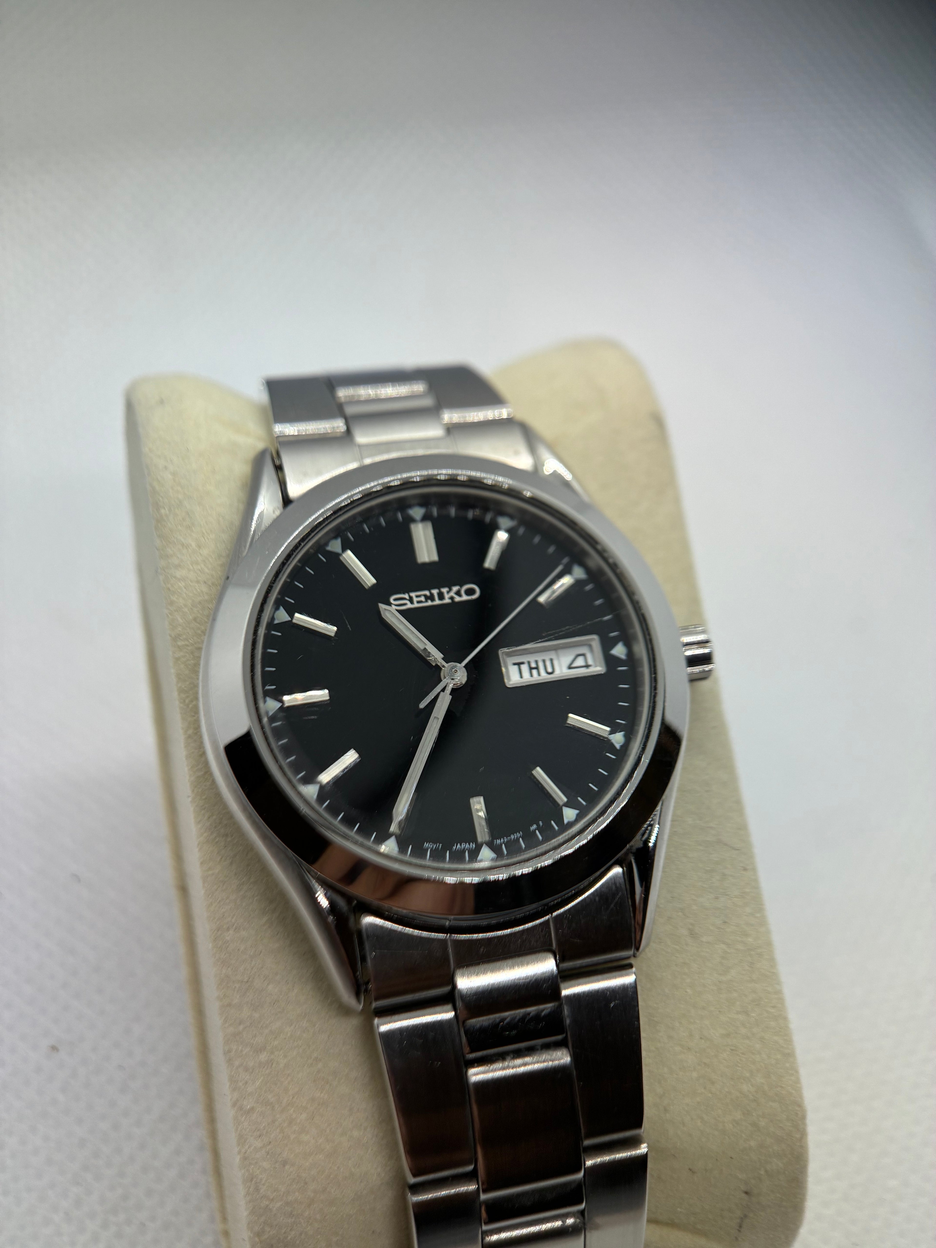 Vintage Seiko 7N43-9070 Black Dial Quartz Day-Date Watch – Stainless Bracelet – 37mm