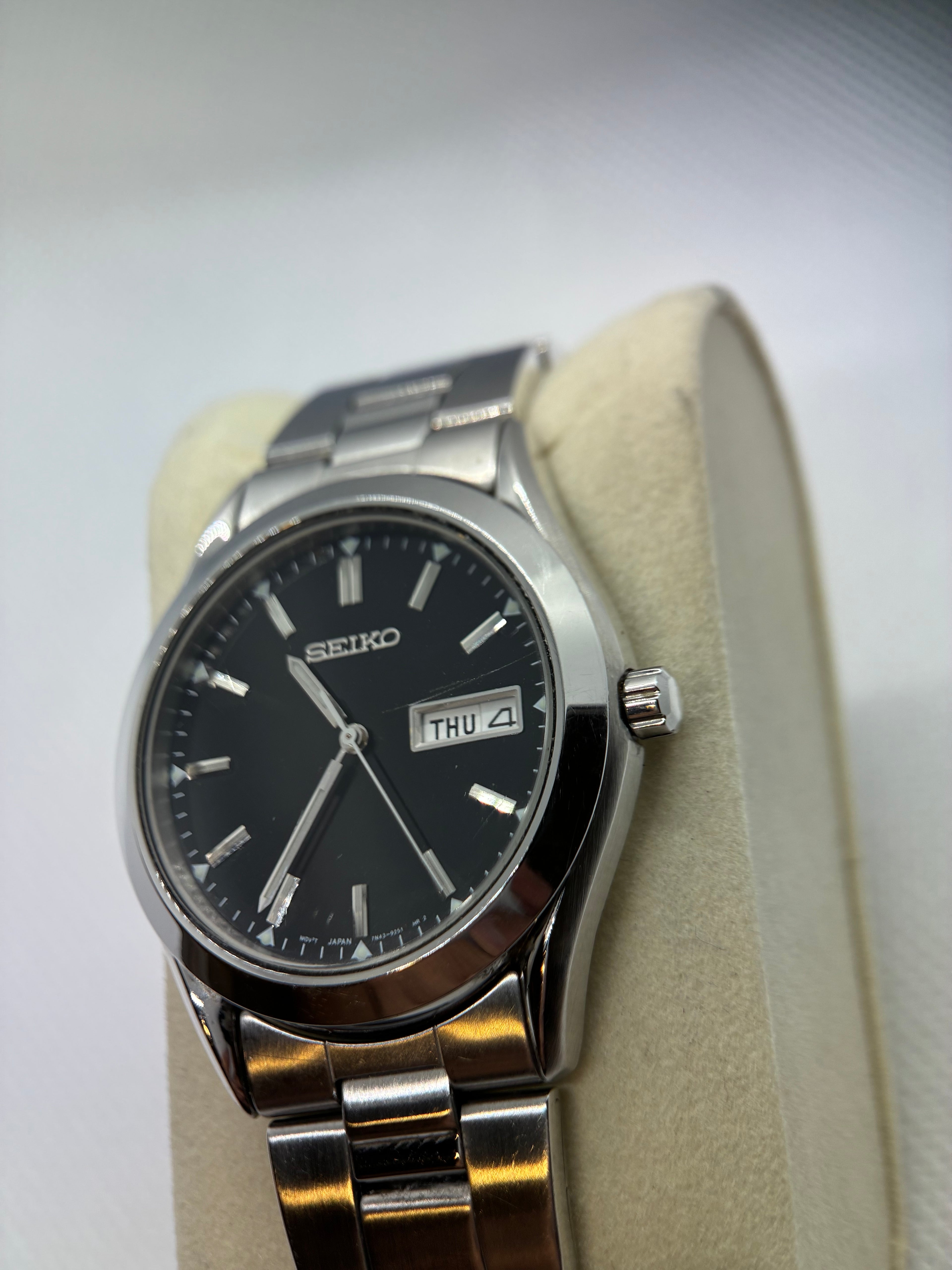 Vintage Seiko 7N43-9070 Black Dial Quartz Day-Date Watch – Stainless Bracelet – 37mm