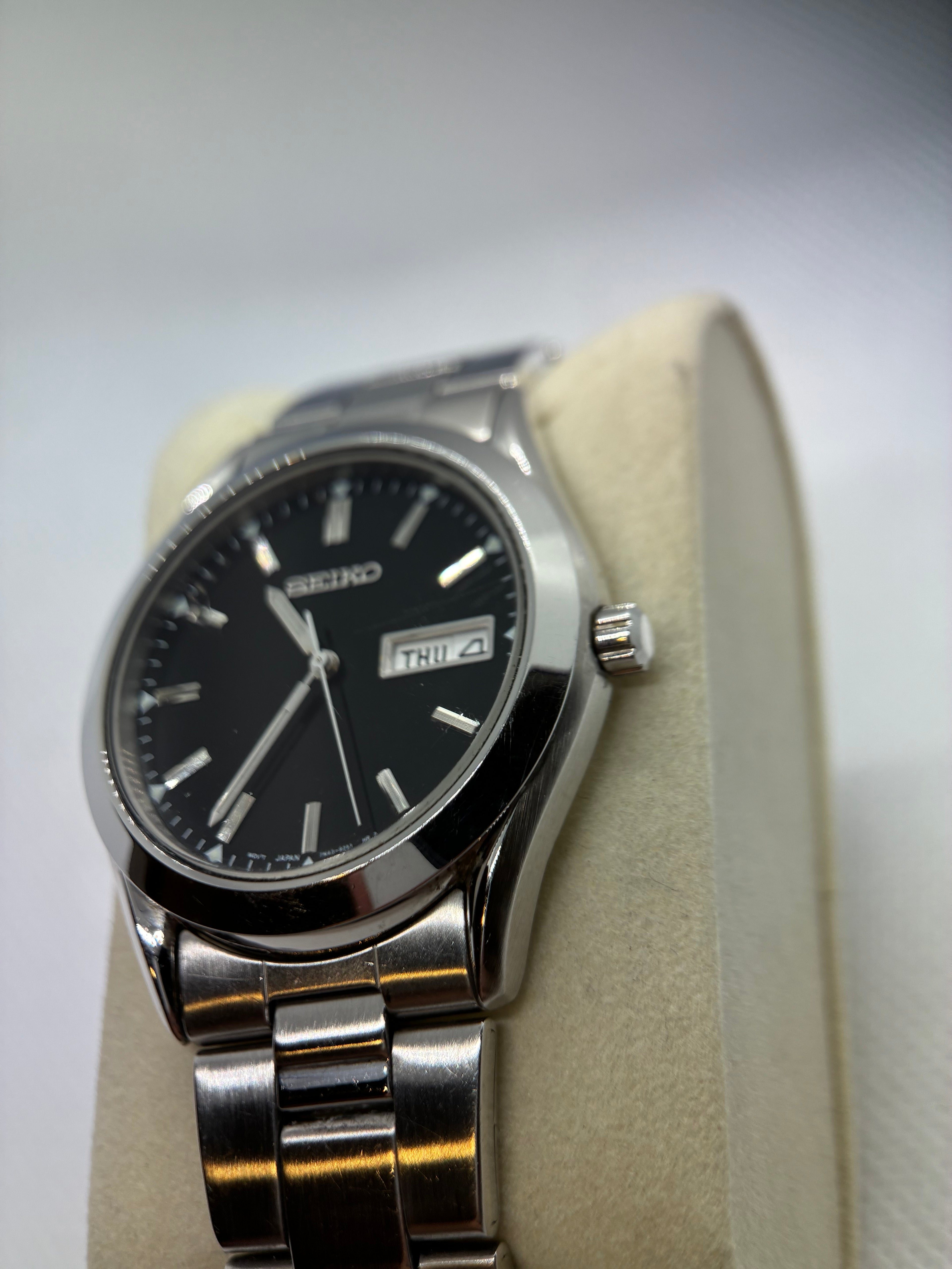 Vintage Seiko 7N43-9070 Black Dial Quartz Day-Date Watch – Stainless Bracelet – 37mm