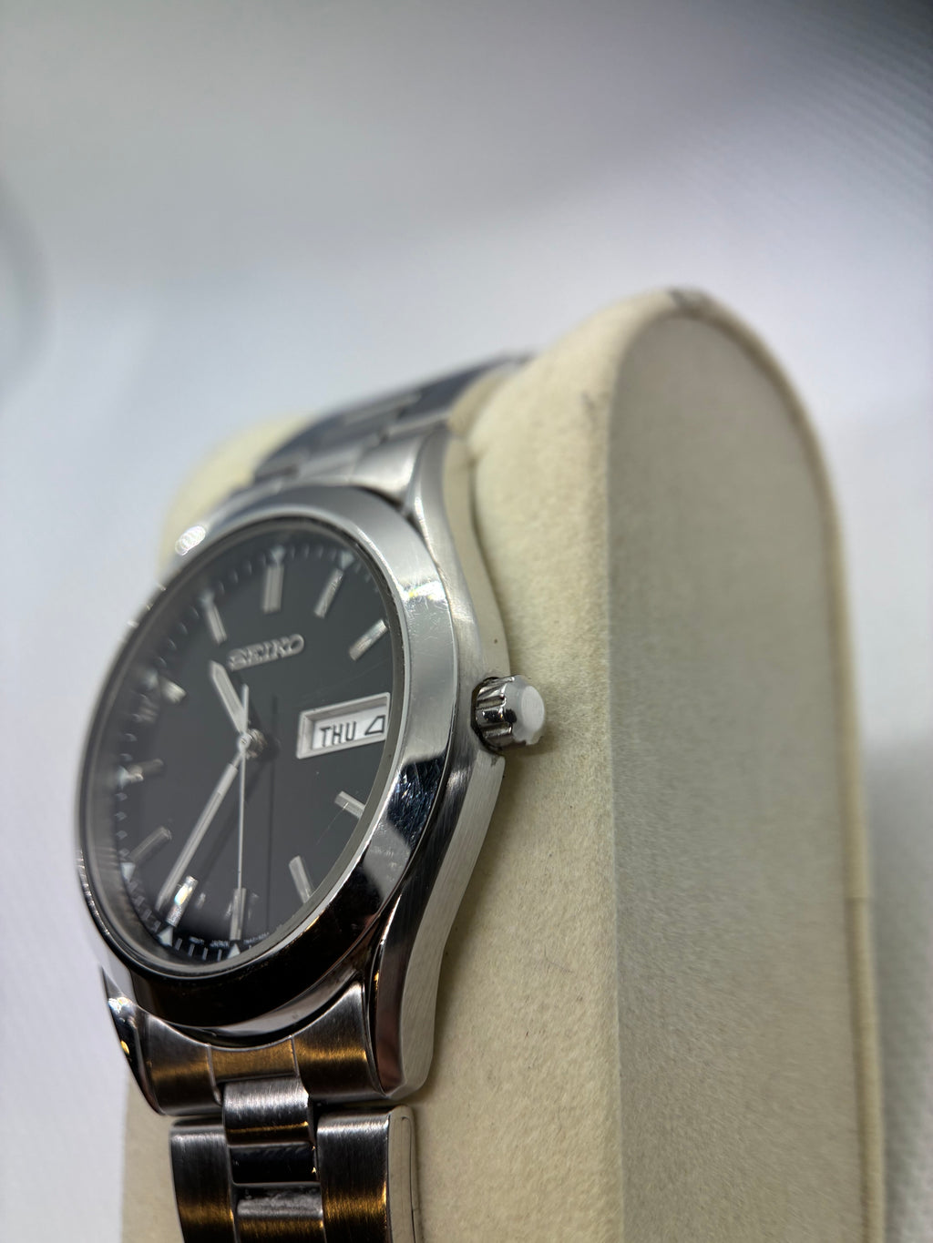 Vintage Seiko 7N43-9070 Black Dial Quartz Day-Date Watch – Stainless Bracelet – 37mm