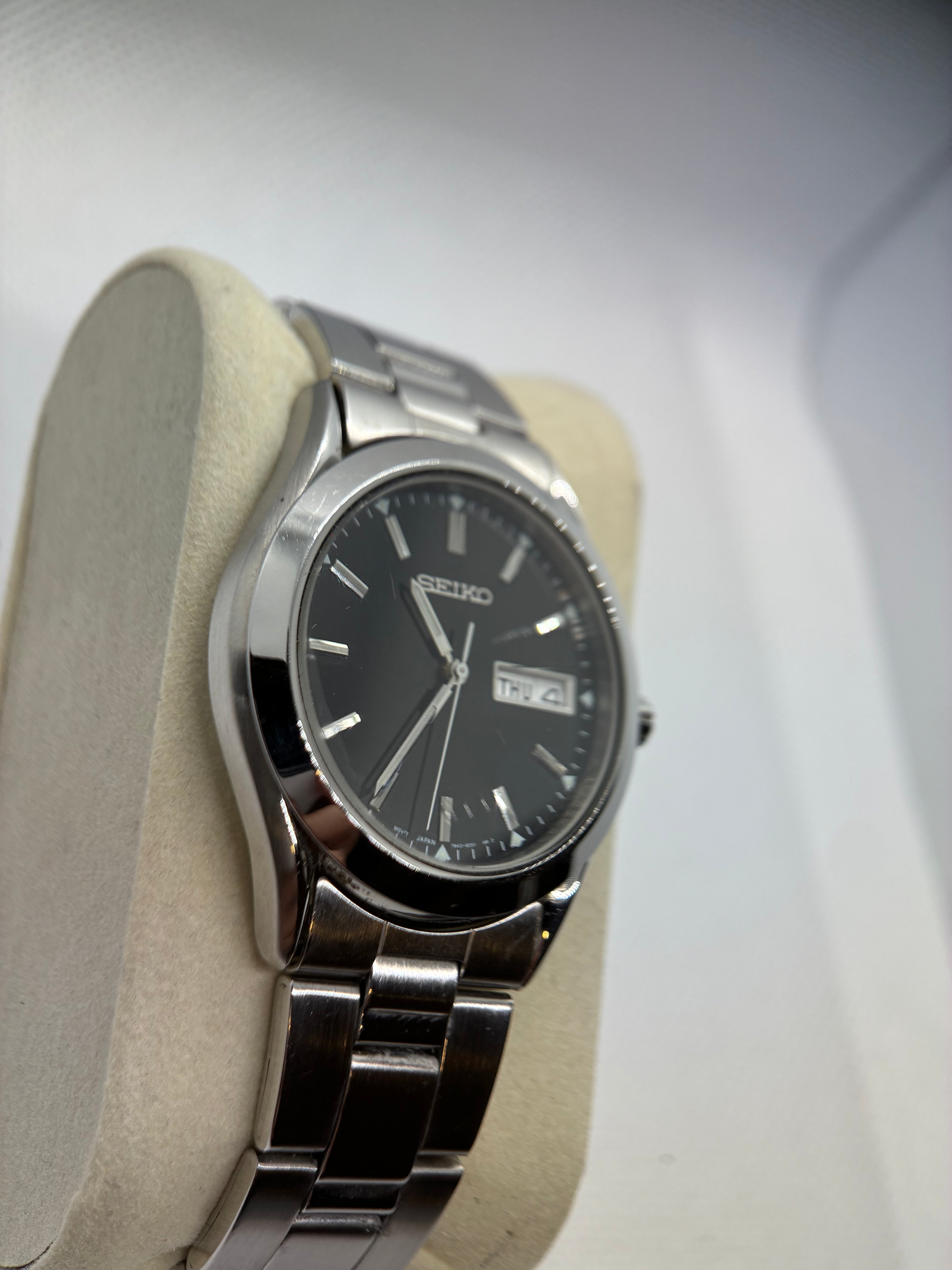 Vintage Seiko 7N43-9070 Black Dial Quartz Day-Date Watch – Stainless Bracelet – 37mm