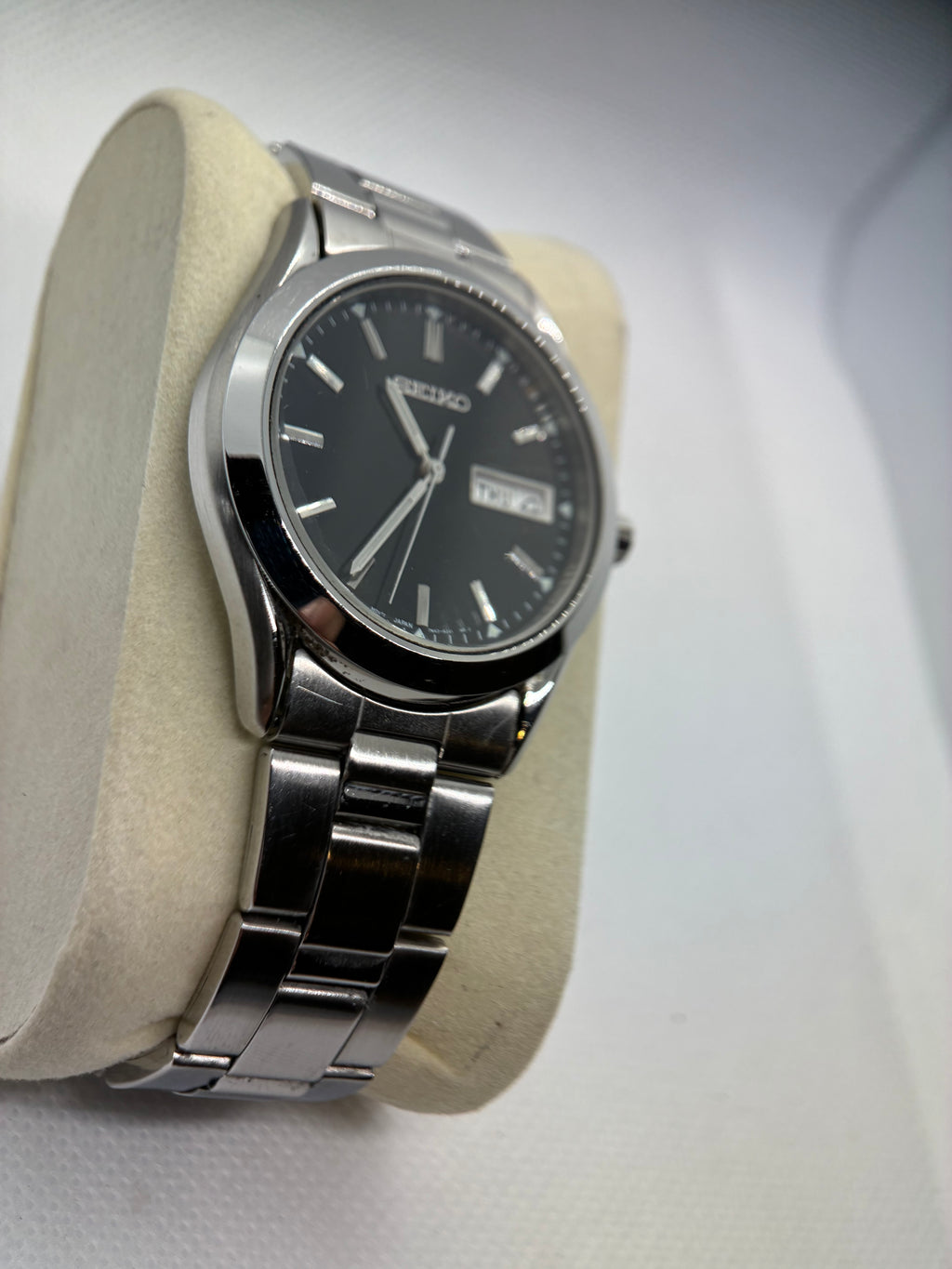 Vintage Seiko 7N43-9070 Black Dial Quartz Day-Date Watch – Stainless Bracelet – 37mm