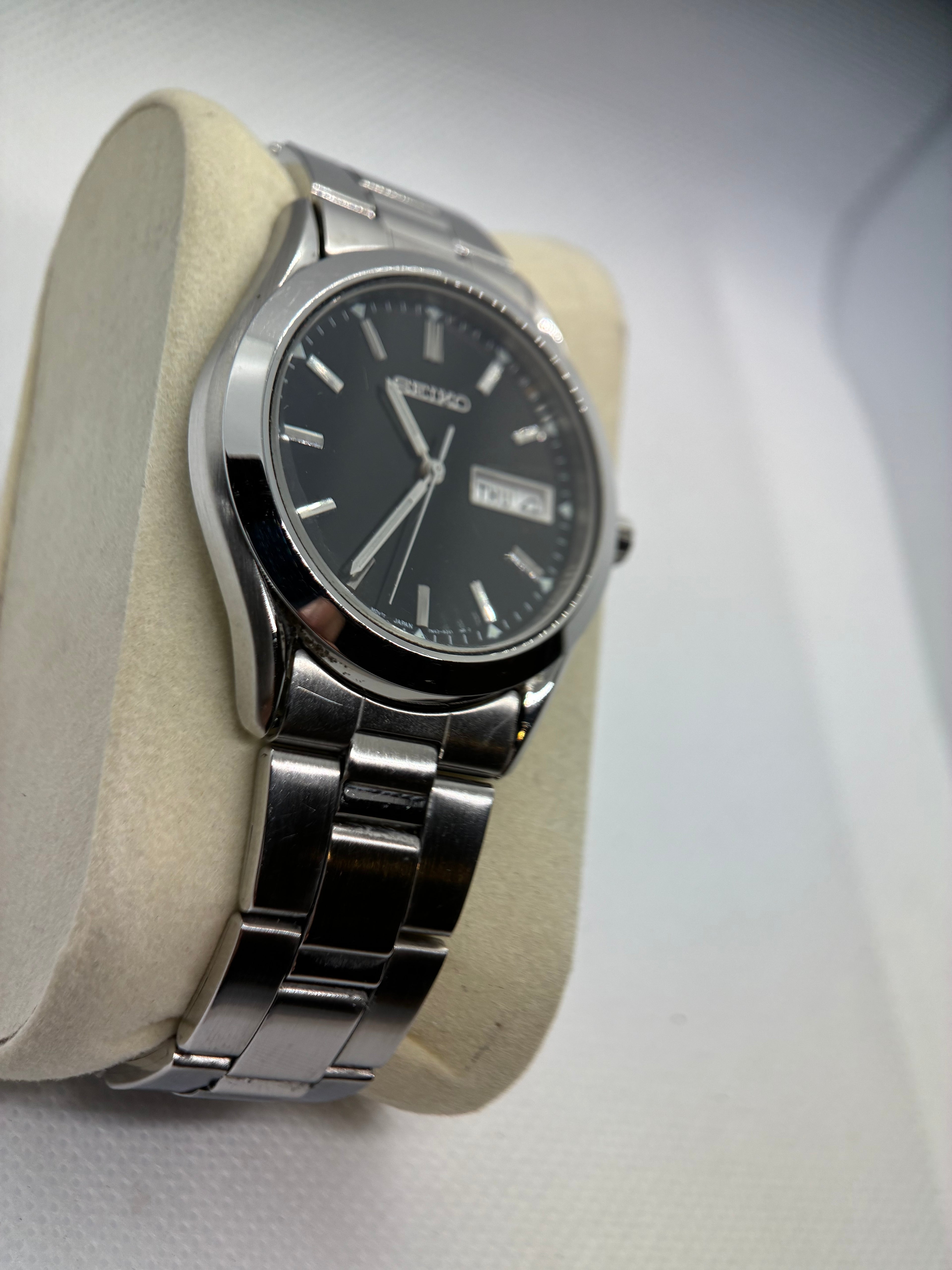 Vintage Seiko 7N43-9070 Black Dial Quartz Day-Date Watch – Stainless Bracelet – 37mm