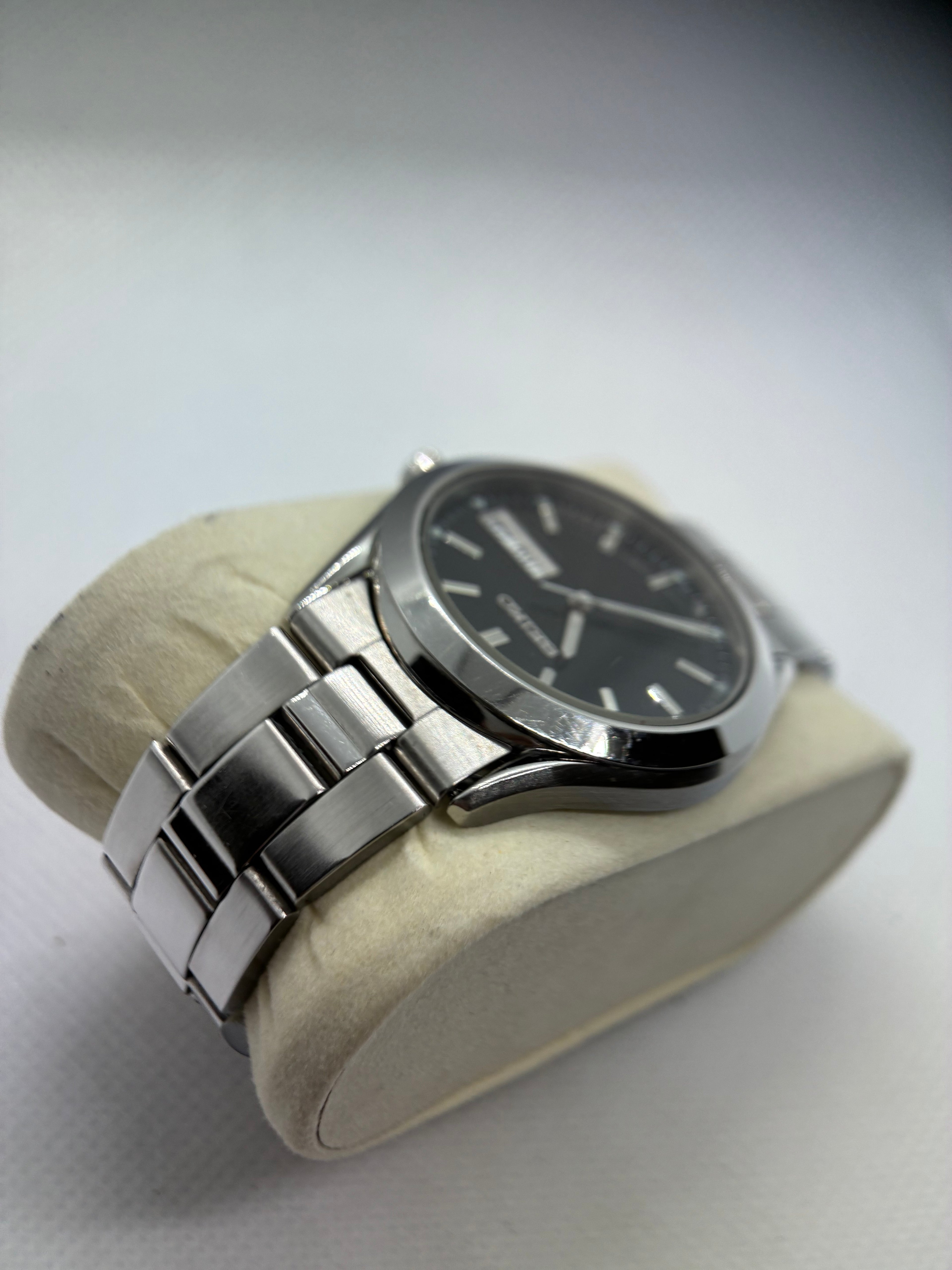 Vintage Seiko 7N43-9070 Black Dial Quartz Day-Date Watch – Stainless Bracelet – 37mm