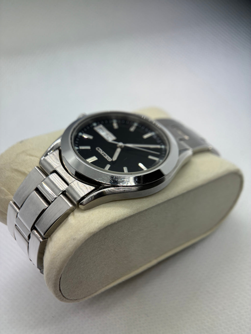 Vintage Seiko 7N43-9070 Black Dial Quartz Day-Date Watch – Stainless Bracelet – 37mm