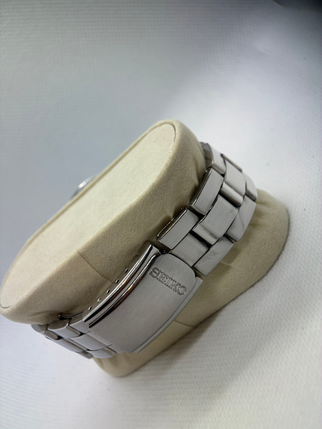 Vintage Seiko 7N43-9070 Black Dial Quartz Day-Date Watch – Stainless Bracelet – 37mm