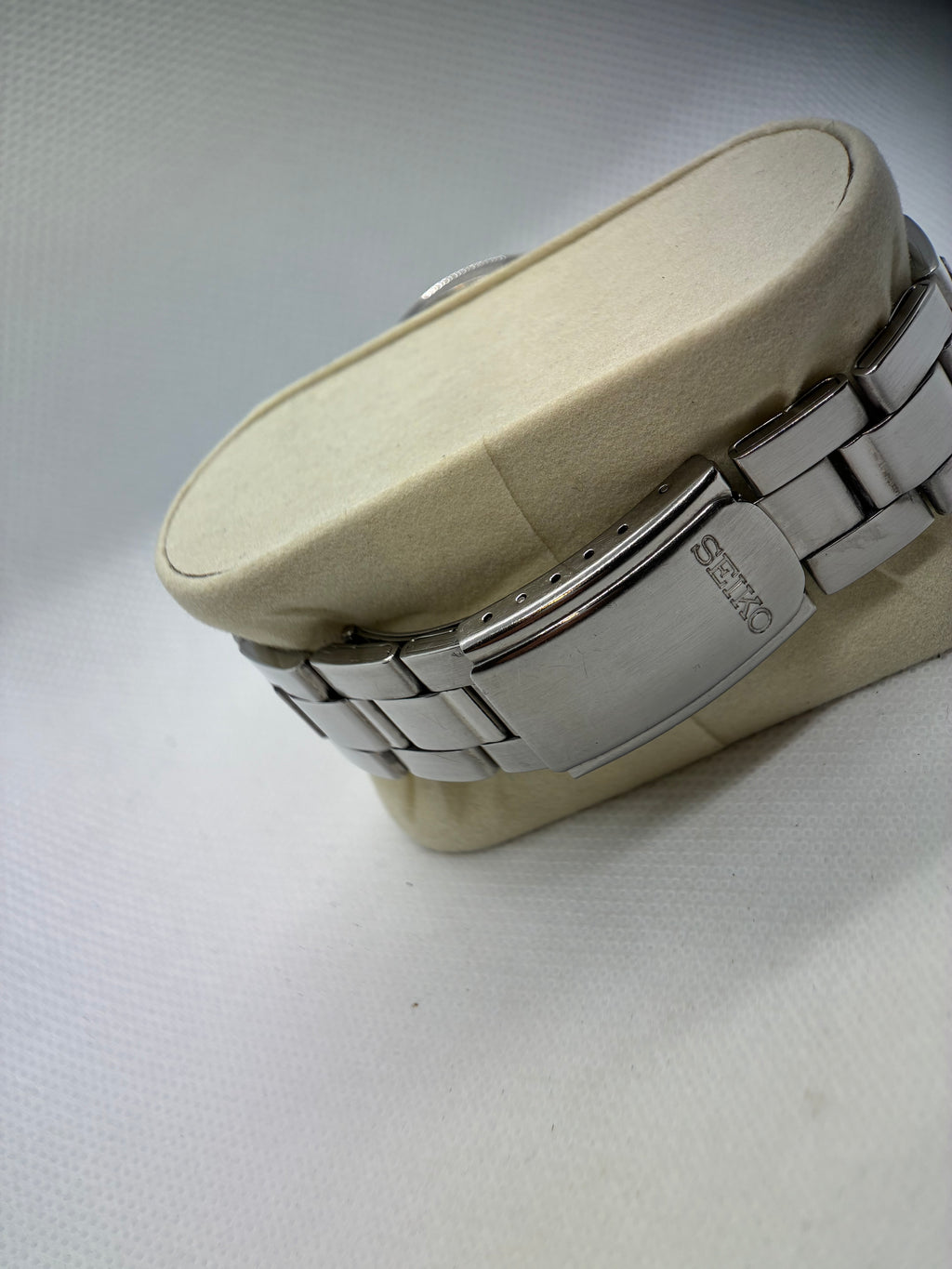 Vintage Seiko 7N43-9070 Black Dial Quartz Day-Date Watch – Stainless Bracelet – 37mm