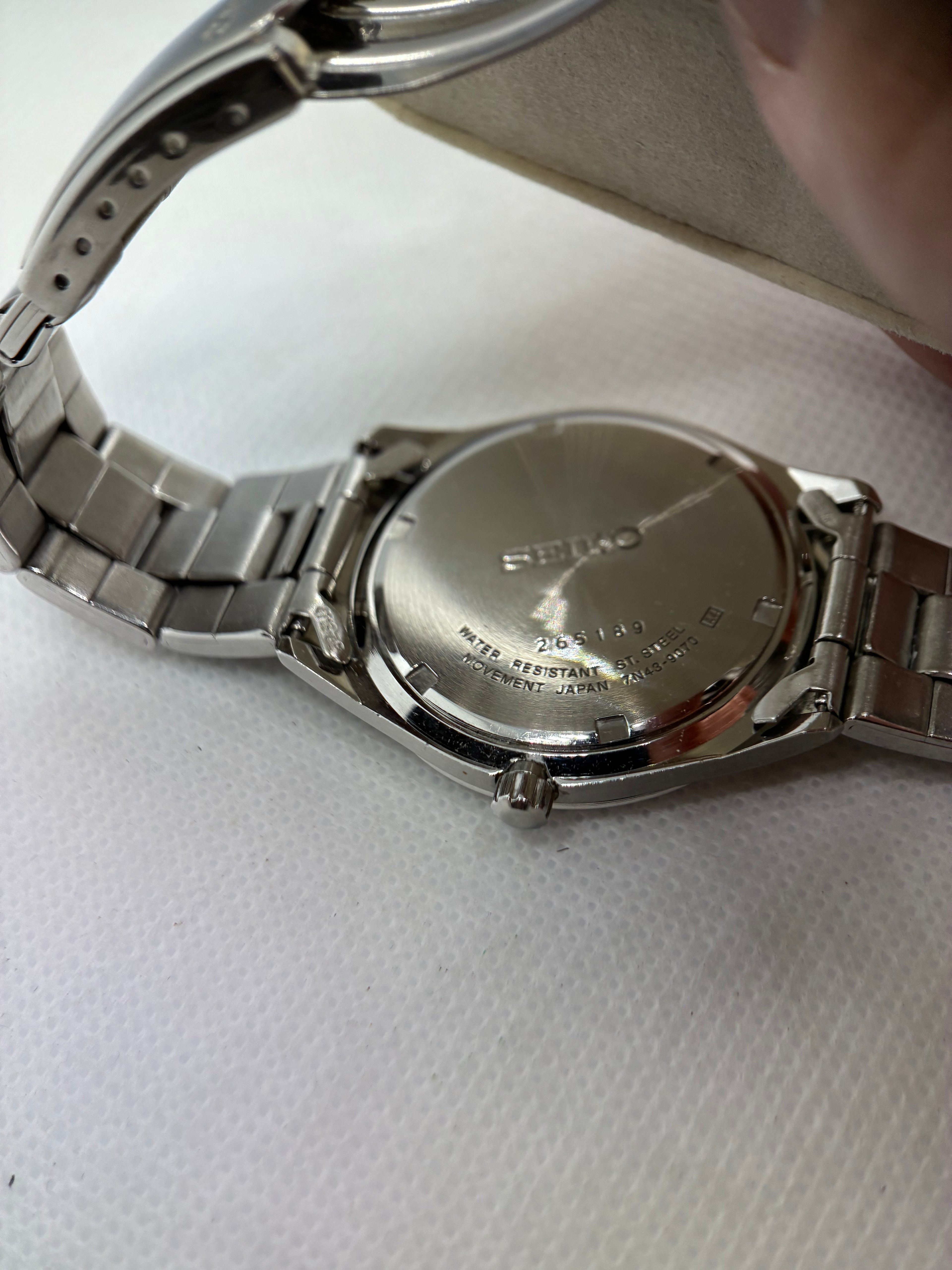 Vintage Seiko 7N43-9070 Black Dial Quartz Day-Date Watch – Stainless Bracelet – 37mm