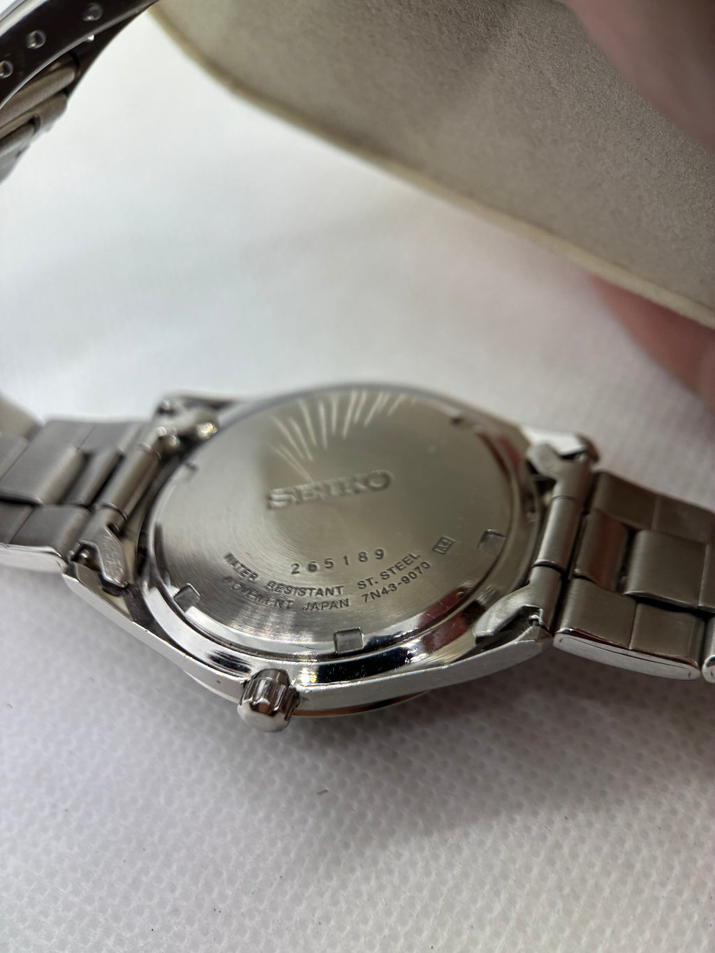 Vintage Seiko 7N43-9070 Black Dial Quartz Day-Date Watch – Stainless Bracelet – 37mm