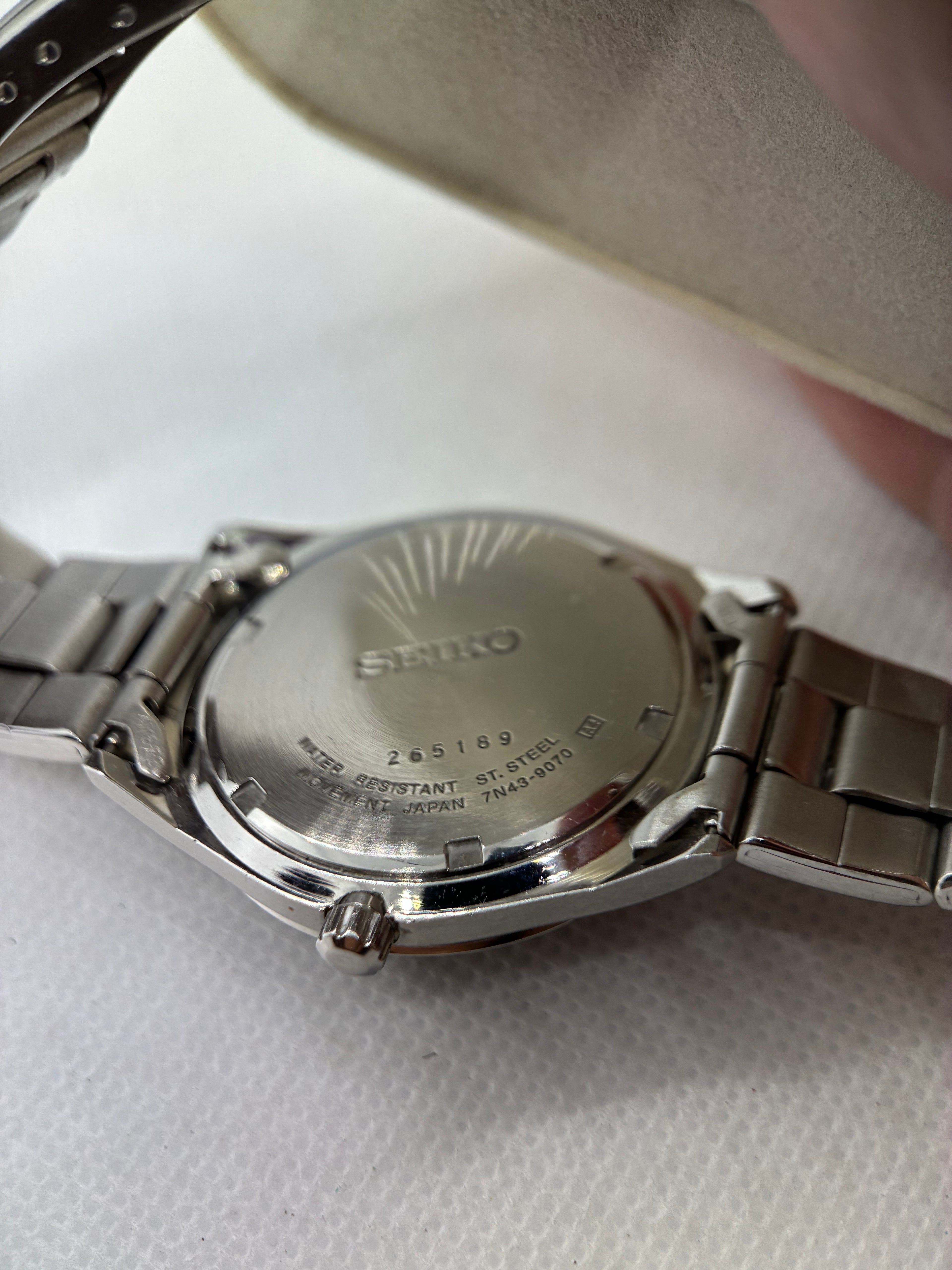 Vintage Seiko 7N43-9070 Black Dial Quartz Day-Date Watch – Stainless Bracelet – 37mm