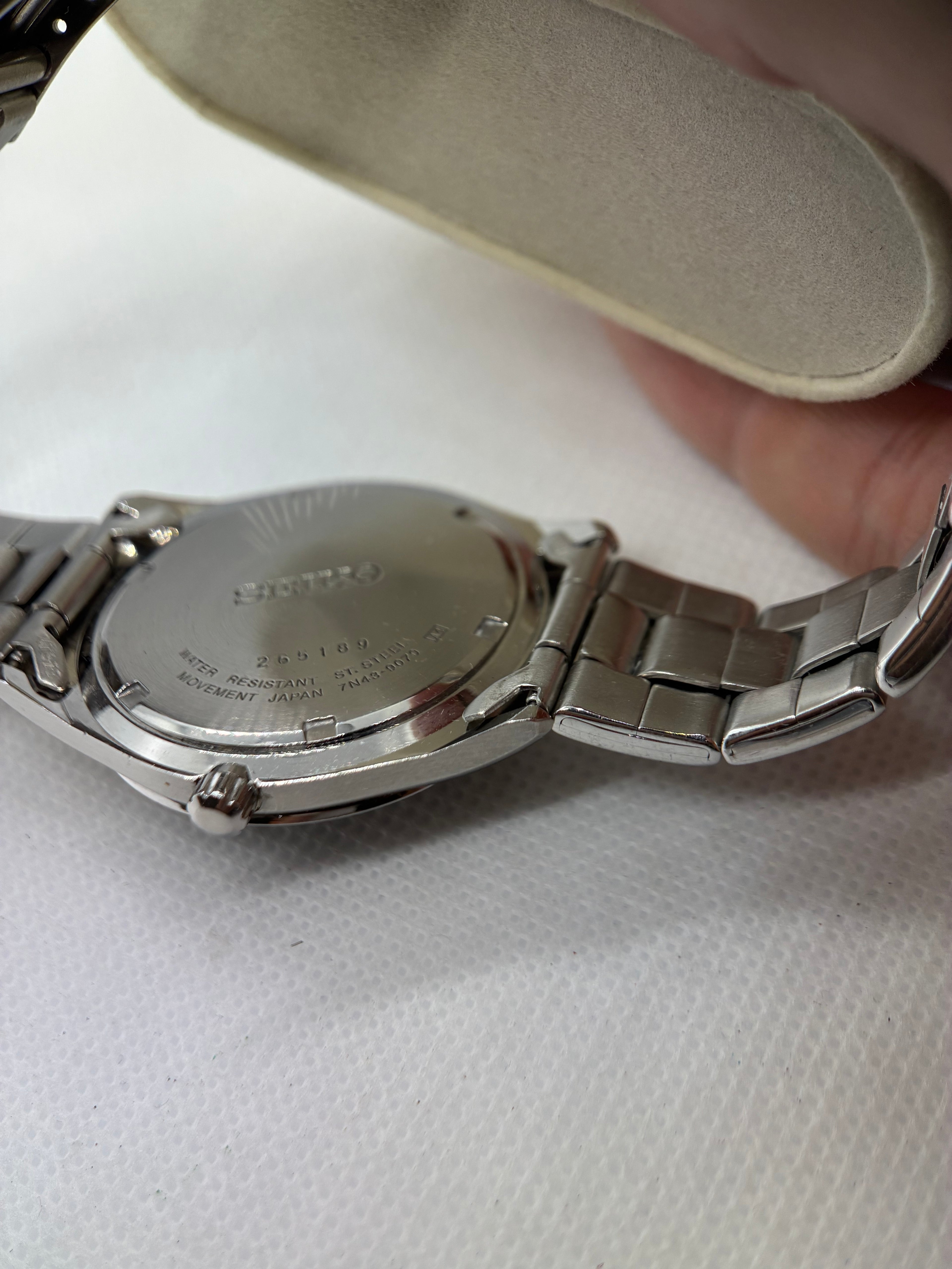 Vintage Seiko 7N43-9070 Black Dial Quartz Day-Date Watch – Stainless Bracelet – 37mm