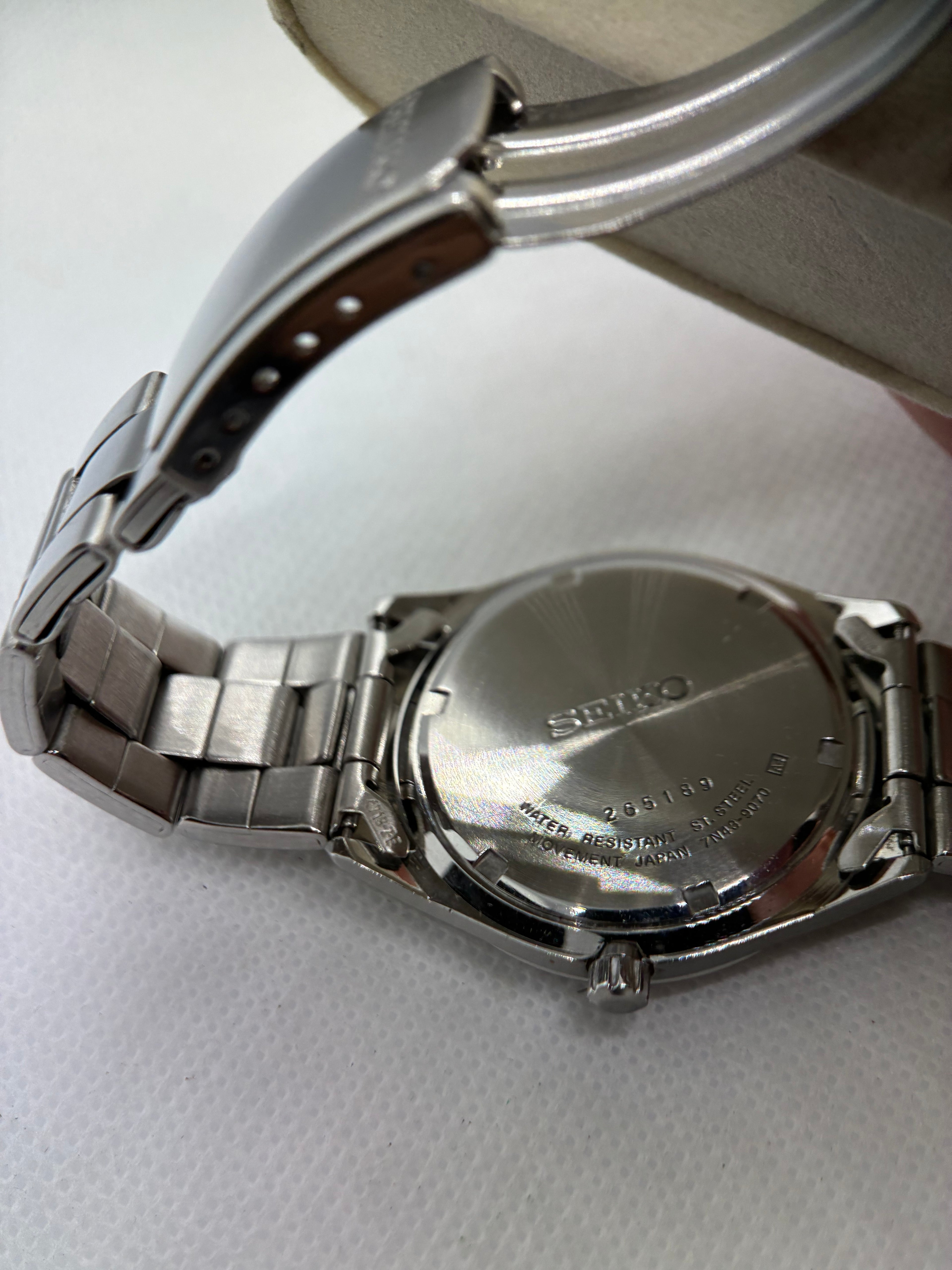 Vintage Seiko 7N43-9070 Black Dial Quartz Day-Date Watch – Stainless Bracelet – 37mm