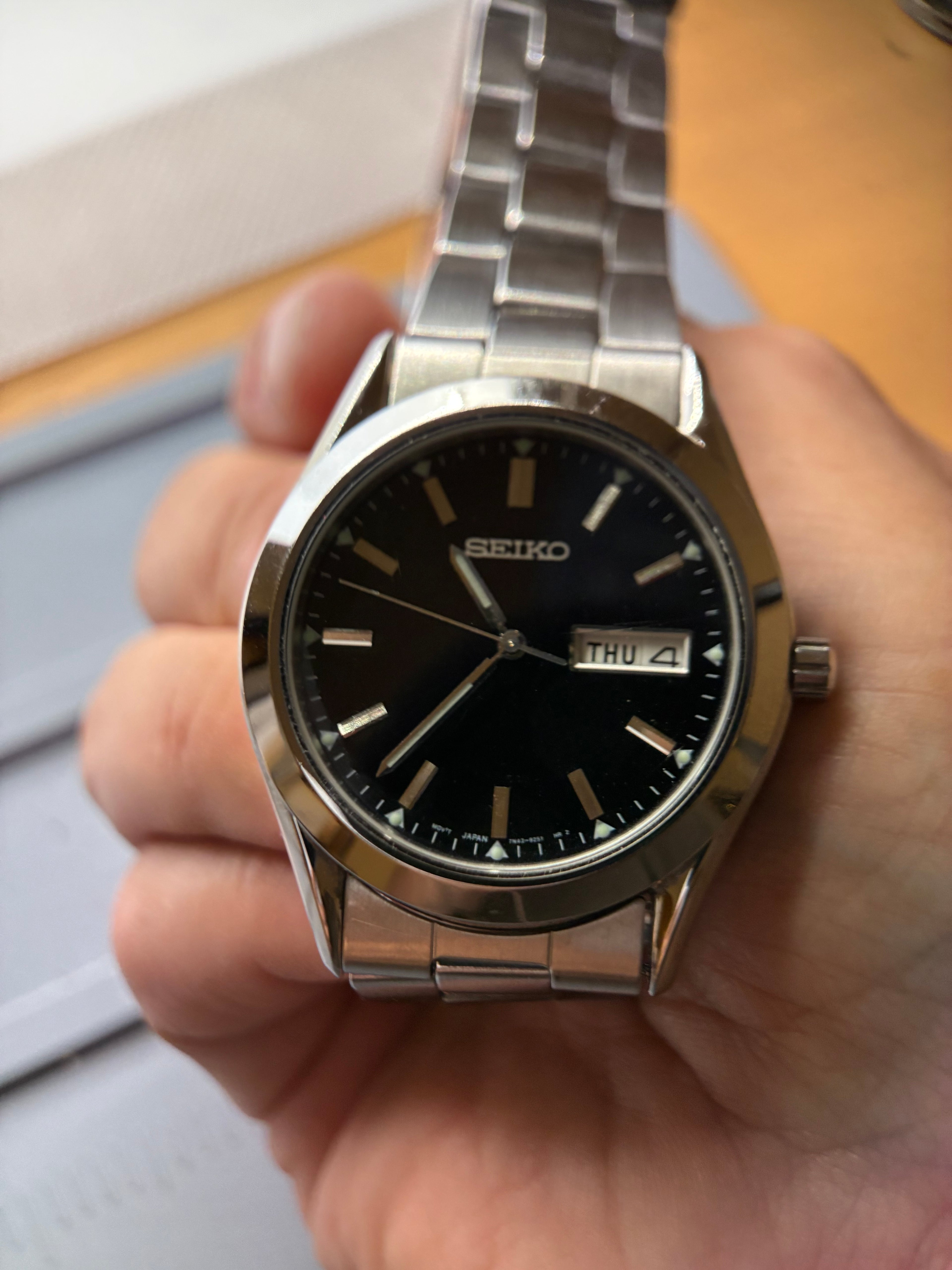 Vintage Seiko 7N43-9070 Black Dial Quartz Day-Date Watch – Stainless Bracelet – 37mm