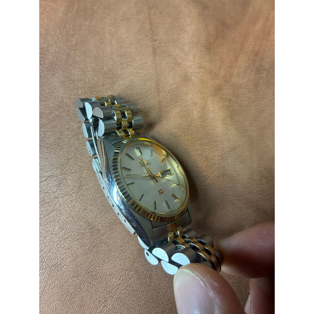 Vintage Seiko SQ Quartz 7123-8460 Two Tone Day Date Silver Dial Men’s Watch