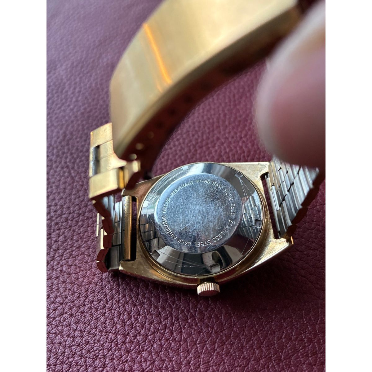Vintage Guildcrest 25 Jewels Automatic Red Dial Calendar Gold Tone Watch