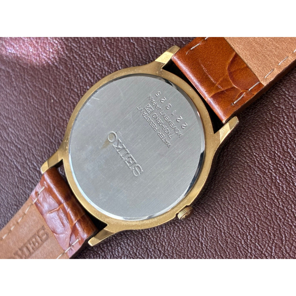 Vintage Seiko 7N39 Quartz Roman Numeral Blue Hands Gold Tone Mens Watch