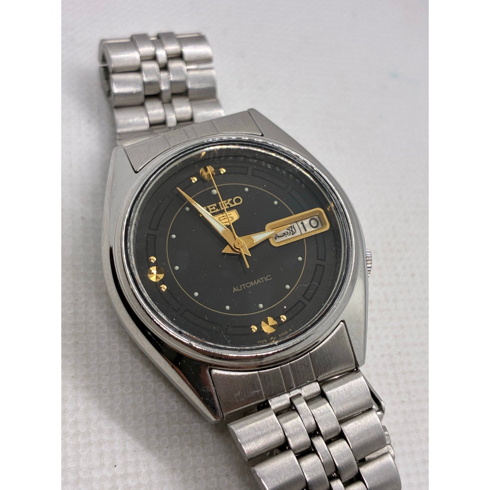 Vintage Seiko 5 automatic watch with Arabic day/date function
