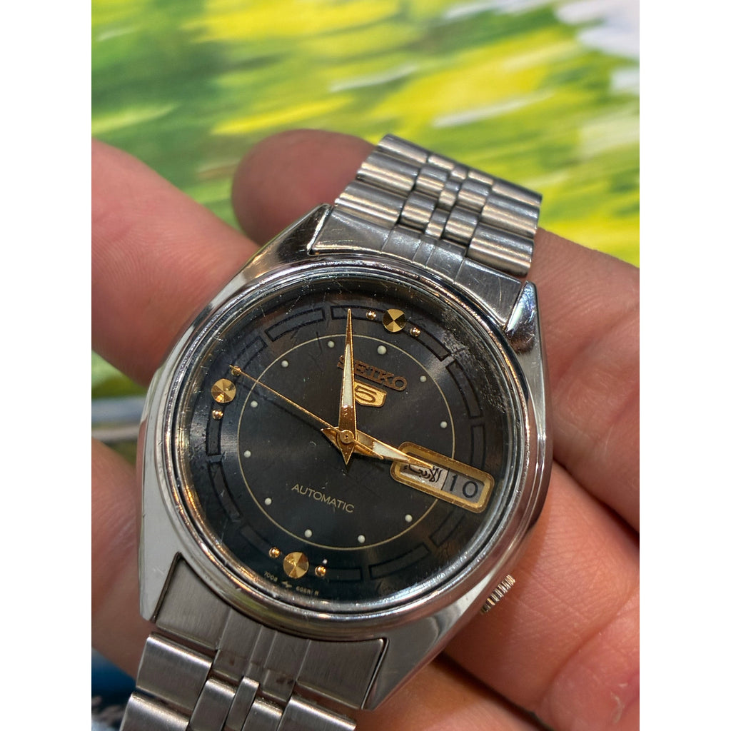 Vintage Seiko 5 automatic watch with Arabic day/date function
