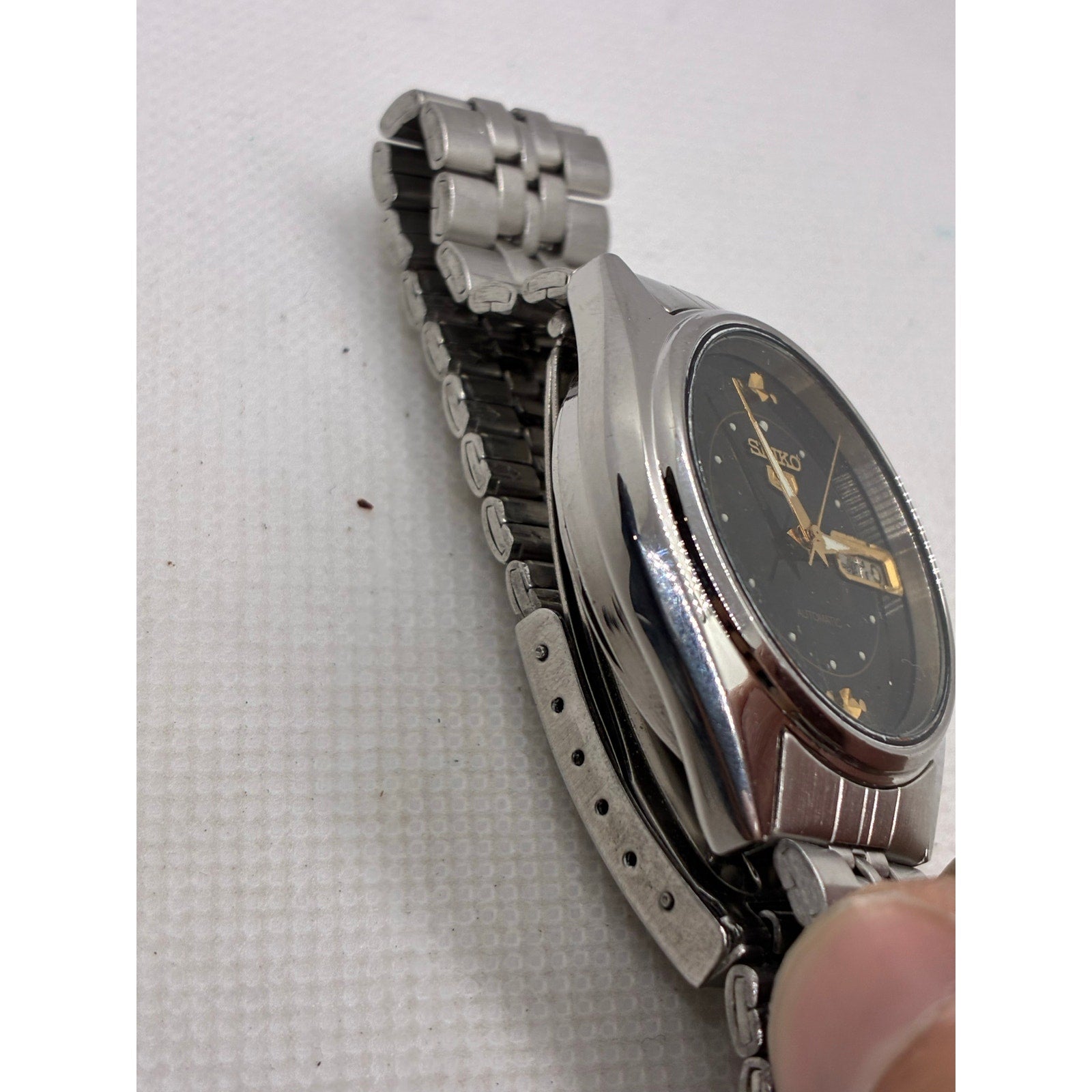 Vintage Seiko 5 automatic watch with Arabic day/date function