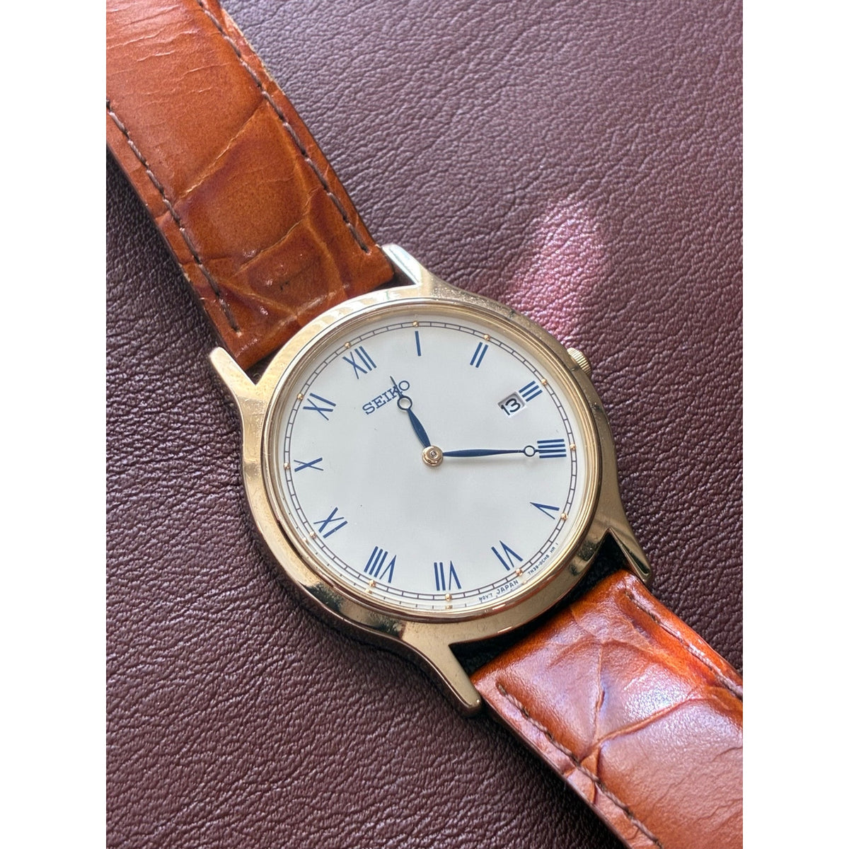 Vintage Seiko 7N39 Quartz Roman Numeral Blue Hands Gold Tone Mens Watch